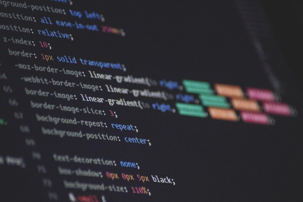 Développeur web devant du code sur un écran